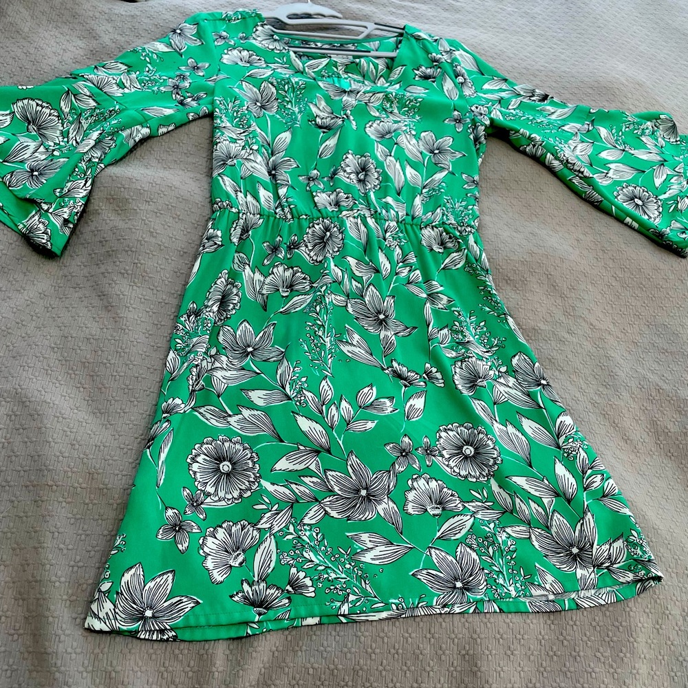 Size S (4-6) ladies v-neck 3/4 sleeve green dress